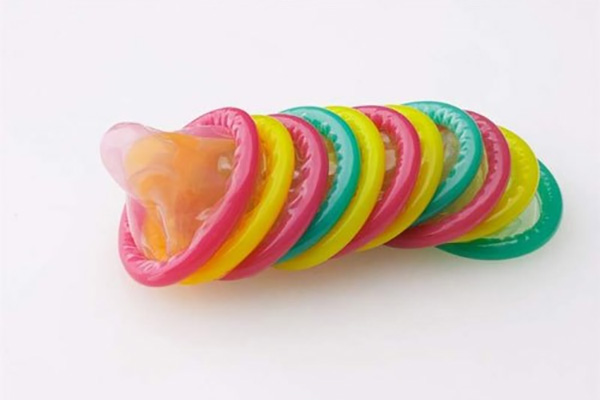 condoms-color-2