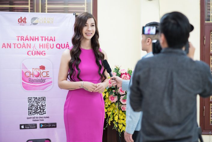 Bà Lê Bảo Ngọc - Giám đốc truyền thông Quỹ DKT Interational & Công ty TNHH Goldenchoice- trả lời phỏng vấn của đài VTV