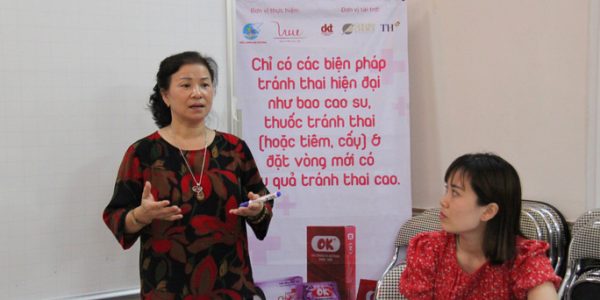 Bác sĩ Trần Thị Minh Tâm cung cấp kỹ năng về sức khỏe sinh sản cho cán bộ