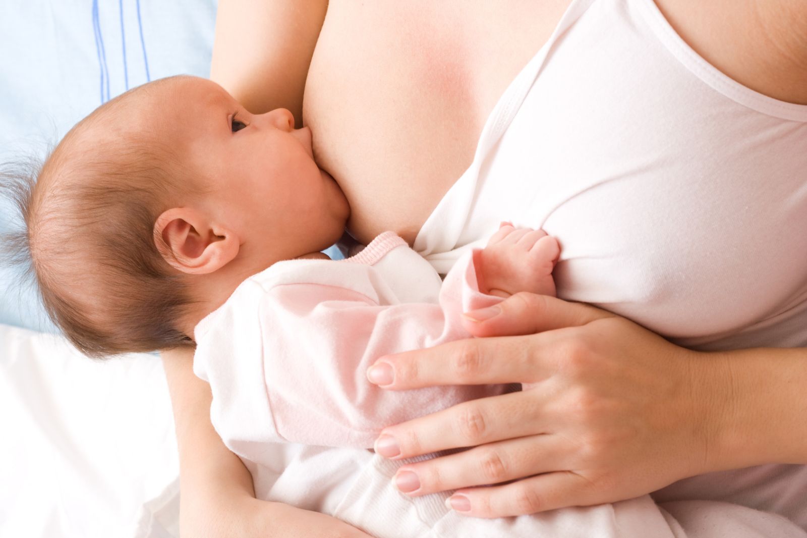 Việc cho con bú hoàn toàn bằng sữa mẹ gây ức chế đến quá trình rụng trứng