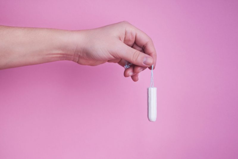 Máu kinh màu đen có thể do âm đạo mắc dị vật như tampon, bao cao su