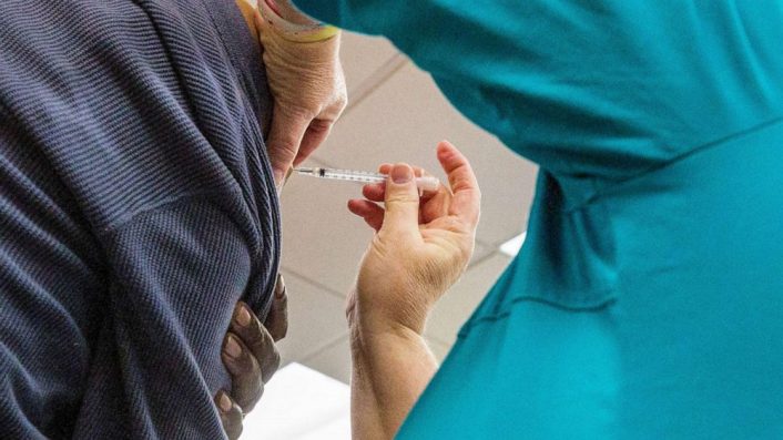 Người dân Mỹ tiêm phòng vaccine COVID-19 (Nguồn: Reuters)
