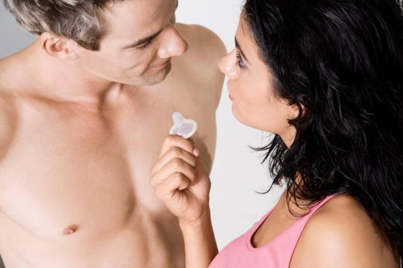 Sử dụng bao cao su là giải pháp tối ưu khi quan hệ với vợ có bầu